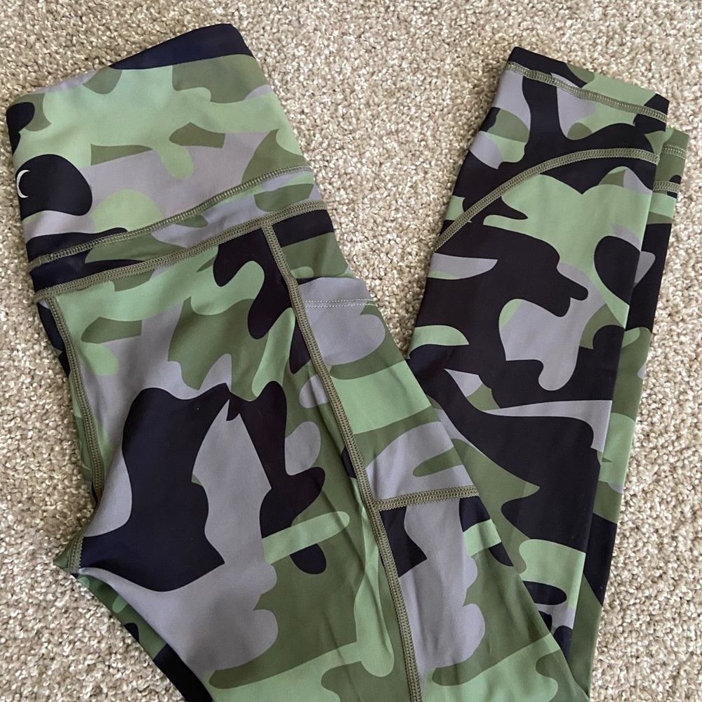 Zyia camo light n tight leggings w/ pocket